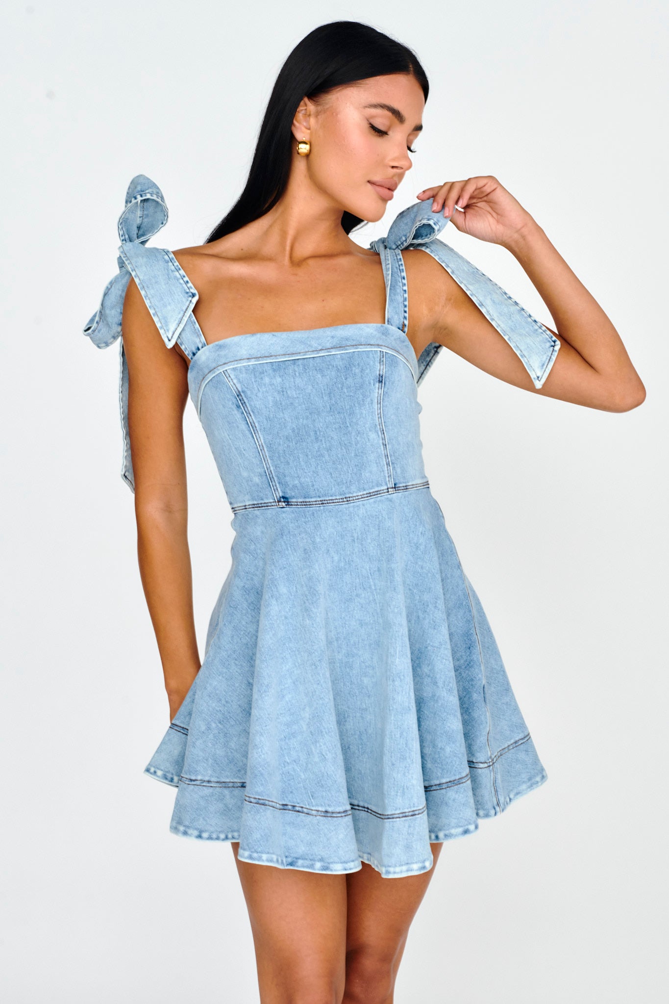 Jeanie denim minikjole – helgestil & komfort