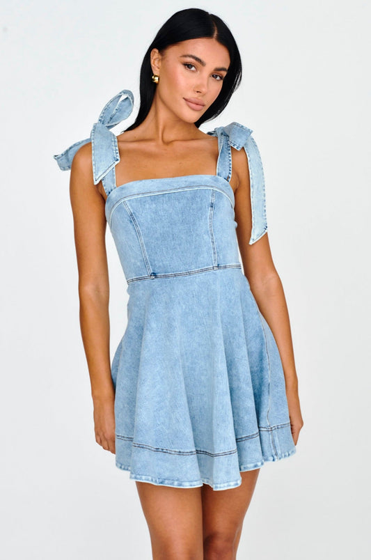 Jeanie denim minikjole – helgestil & komfort