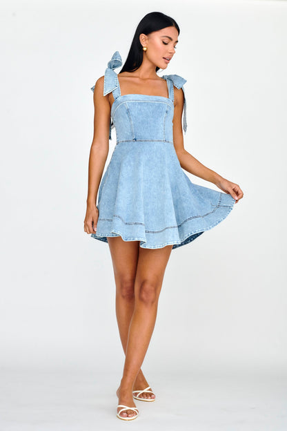 Jeanie denim minikjole – helgestil & komfort