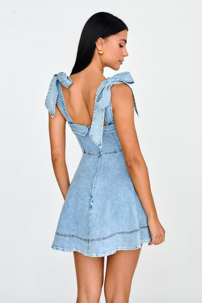 Jeanie denim minikjole – helgestil & komfort